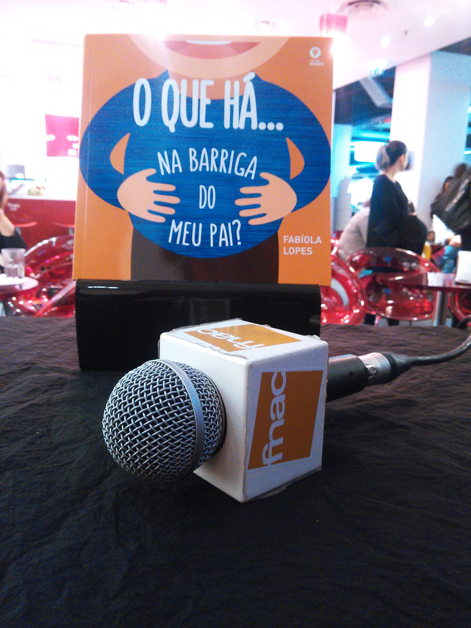 Apresentação do livro “O que há… na barriga do meu pai?”, da autoria de Fabíola Lopes, editado pela Editorial Novembro, na Fnac, em Braga, no dia 12 de março.